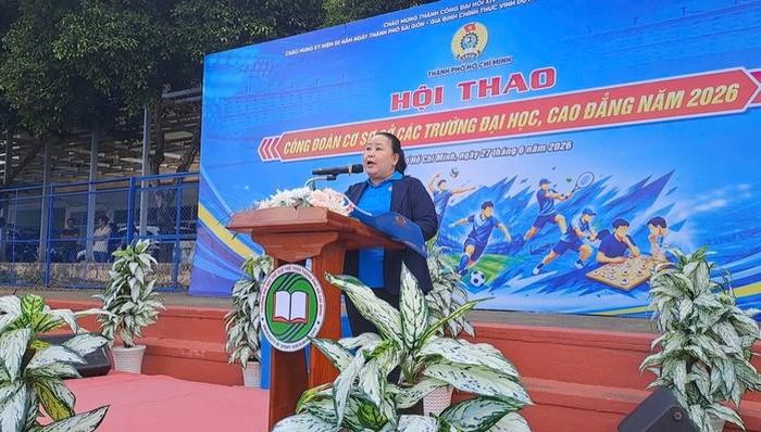 Bà Lê Thị Kim Thúy - Phó Chủ tịch LĐLĐ TPHCM, Trưởng Ban Tổ chức hội thao - phát biểu tại lễ khai mạc.
