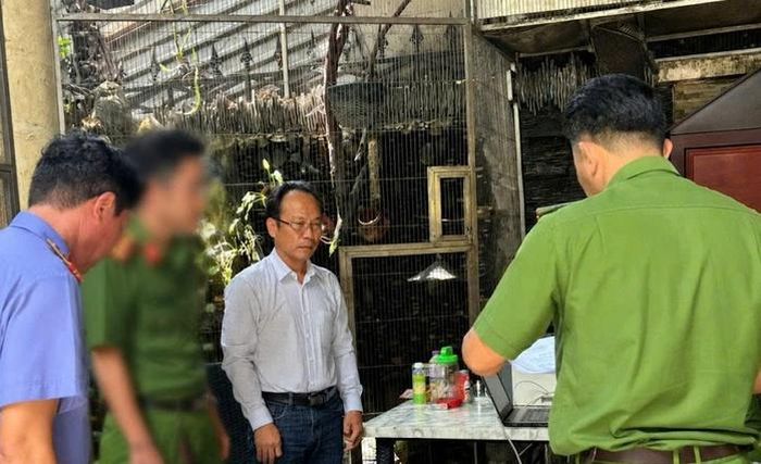 Lực lượng chức năng thi hành lệnh khám xét