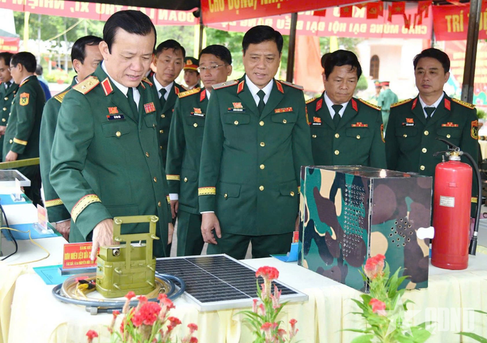 Trung tướng Hồ Văn Thái, Chính ủy Quân khu 9 (ngoài cùng, bên trái) tham quan mô hình, sáng kiến tại Sư đoàn 330. Ảnh: PHƯƠNG NHẬT