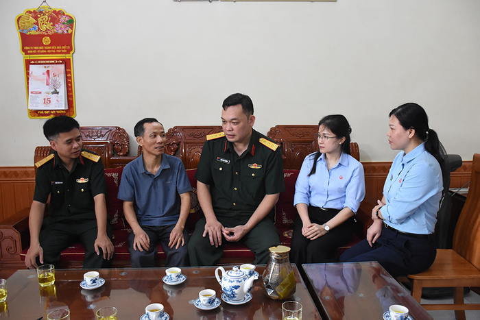 Đại diện Công đoàn Xí nghiệp 1, Nhà máy Z121 thăm hỏi, động viên gia đình chị Ngô Thị Hoa trong quá trình điều trị bệnh. 