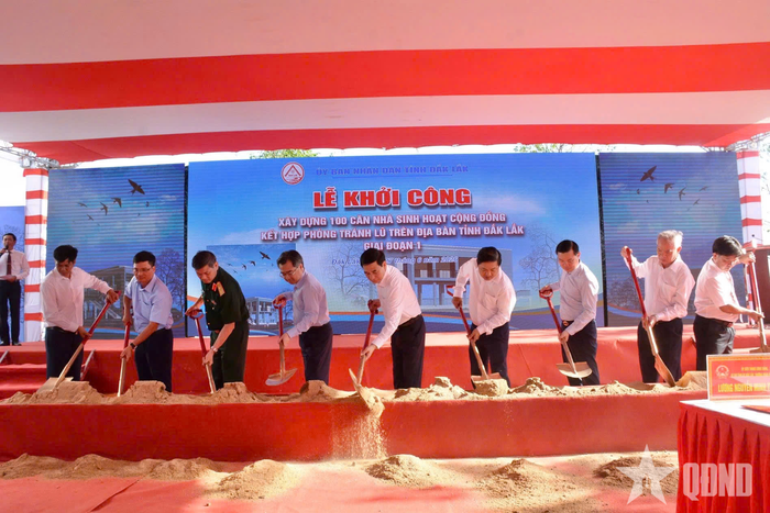  Các đại biểu thực hiện nghi thức khởi công xây nhà tránh lũ.