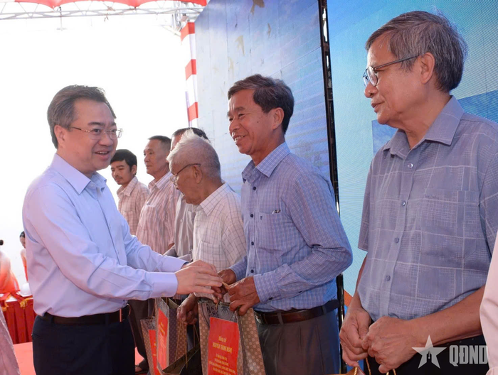  Đồng chí Nguyễn Thanh Nghị tặng quà người dân xã Hòa Thịnh.