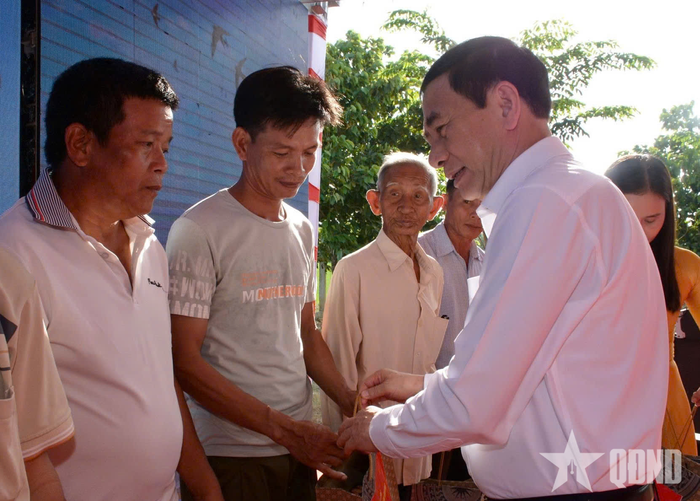  Đại tướng Phan Văn Giang trao quà tặng người dân xã Hòa Thịnh.