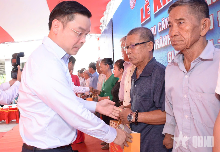  Lãnh đạo tỉnh Đắk Lắk trao quà tặng người dân.