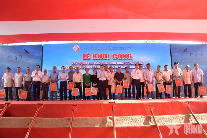  Lãnh đạo Trung ương và tỉnh Đắk Lắk trao quà tặng người dân xã Hòa Thịnh.