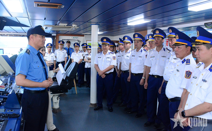 Tham quan tàu huấn luyện của Lực lượng Bảo vệ bờ biển Hàn Quốc.