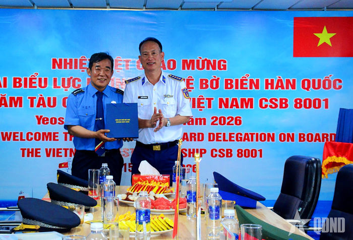 Đại tá Nguyễn Trần Đông, Phó tư lệnh Vùng CSB 3, trưởng đoàn công tác trao quà lưu niệm tặng Giám đốc Học viện Lực lượng Bảo vệ bờ biển Hàn Quốc. 
