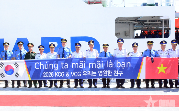  Đoàn công tác và lãnh đạo Lực lượng Bảo vệ bờ biển Hàn Quốc.