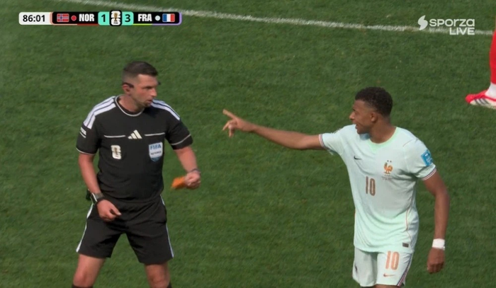 Hình ảnh Mbappe nhờ trọng tài chuyển tấm băng đội trưởng cho đồng đội gây sốt.