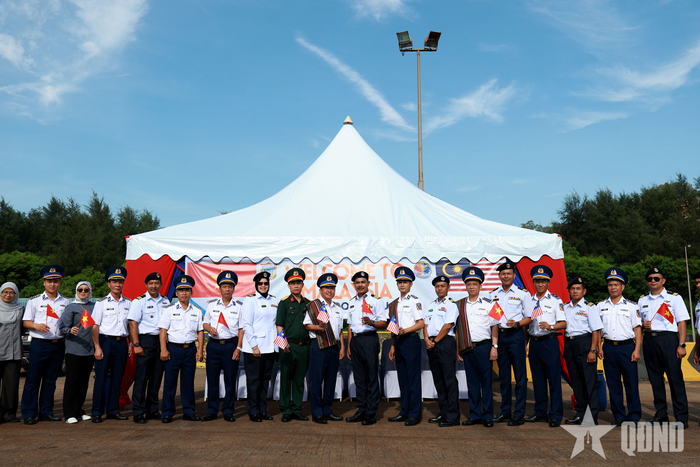 Đại tá Mohd Marmizi bin Md Nor cùng đông đảo cán bộ, nhân viên MMEA Vùng Pahang đón đoàn công tác CSB Việt Nam tại cảng Kuantan (bang Pahang, Malaysia).