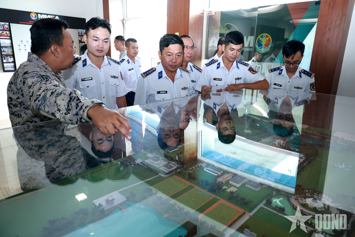 Đại tá Trần Nguyên Lai cùng đoàn công tác CSB Việt Nam chào xã giao Chuẩn đô đốc Hamizan bin Harun, Giám đốc Học viện MMEA và tham quan, làm việc tại Học viện MMEA. 