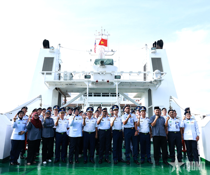 Đoàn công tác MMEA Vùng Pahang lên thăm, làm việc trên Tàu CSB 8005.