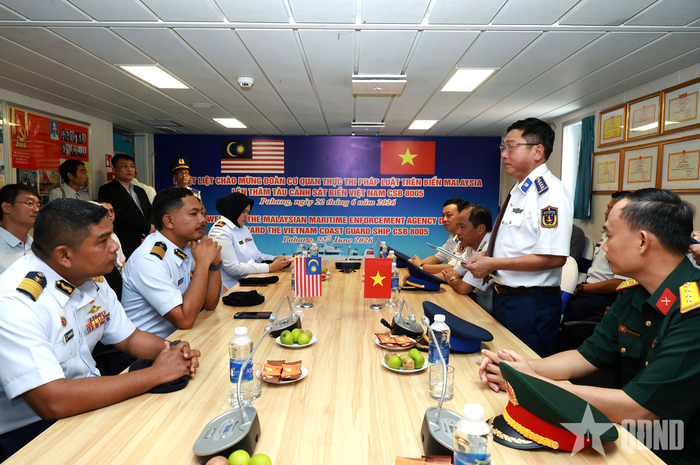 Đại tá Mohd Marmizi bin Md Nor cùng đoàn công tác MMEA Vùng Pahang lên thăm, làm việc trên Tàu CSB 8005. 