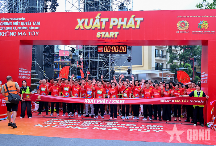 Tại khu vực Hồ Hoàn Kiếm, hàng nghìn vận động viên tham gia giải chạy phong trào sau lễ mít tinh. 