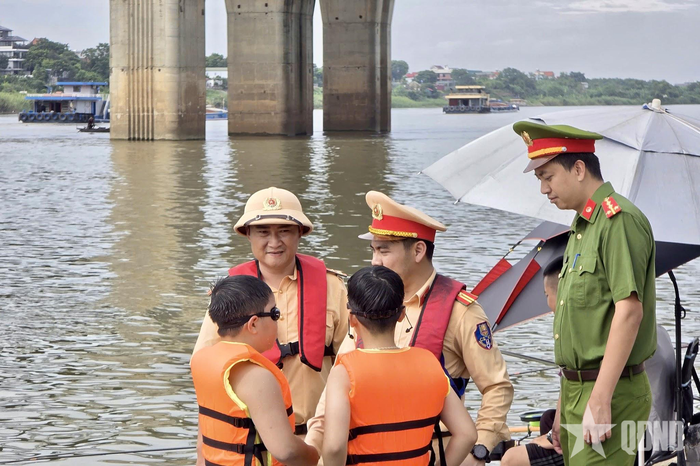  Việc bơi lội trên sông tiềm ẩn nguy cơ mất an toàn, nhất là với trẻ em.