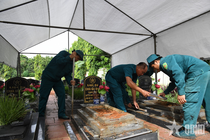  Các lực lượng chức năng tiến hành khai quật các phần mộ liệt sĩ. 