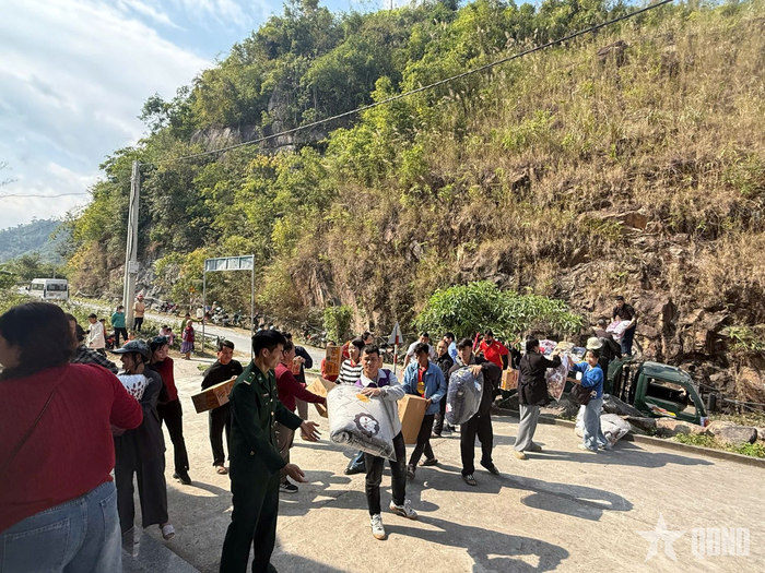  Đồn Biên phòng Trung Lý, Ban chỉ huy Bộ đội Biên phòng tỉnh Thanh Hóa hỗ trợ đoàn thiện nguyện của chị Quyên.