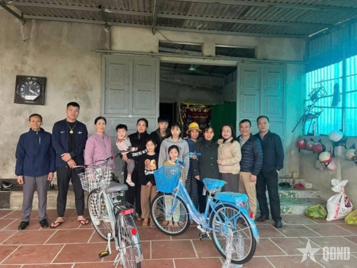 Tặng xe đạp hỗ trợ gia đình em Khúc Thị Linh.