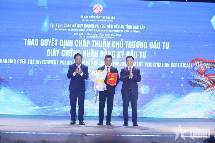  Lãnh đạo tỉnh Đắk Lắk trao quyết định chủ trương đầu tư và Giấy chứng nhận đăng ký đầu tư cho đại diện các doanh nghiệp.