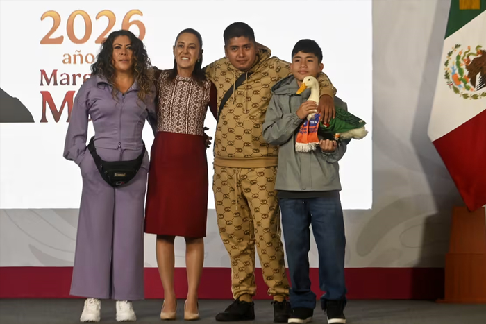  Tổng thống Mexico Claudia Sheinbaum (thứ 2, từ trái sang) chụp ảnh cùng gia đình Carla Gómez và chú vịt Merlin, nhân vật vừa được bổ nhiệm làm Đại sứ của thành phố Mexico, trong cuộc họp báo thường kỳ tại Cung điện Quốc gia ngày 22-6. Ảnh: Getty Images 