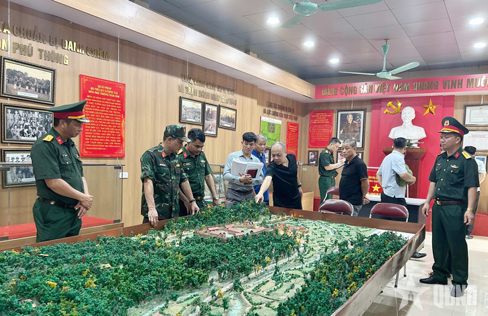 Đoàn công tác Bộ CHQS tỉnh Thái Nguyên cho ý kiến về việc phục dựng Sa bàn trận đánh tại Đồn Phủ Thông. 