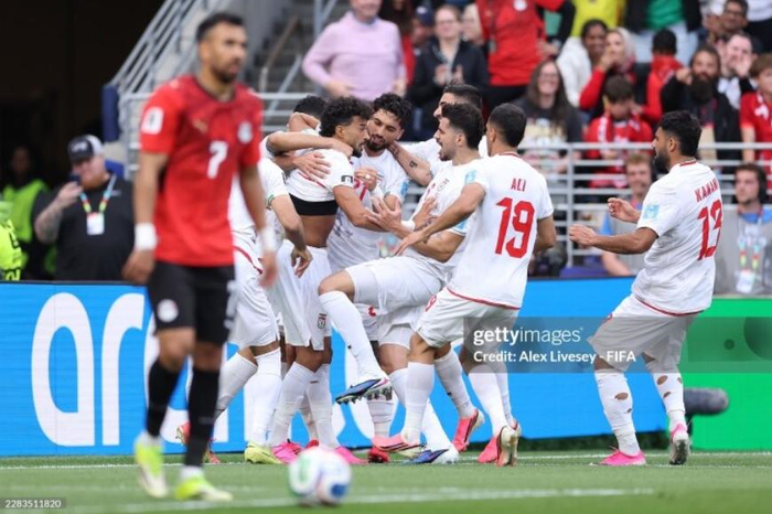 Các cầu thủ Iran ăn mừng bàn gỡ hòa vào lưới Ai Cập. Ảnh: Getty 