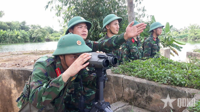  Đại úy Ngô Văn Đông, Phó đại đội trưởng Đại đội Trinh sát-Đo đạc 1, Tiểu đoàn 703 chỉ huy thực hành chiếm lĩnh đài quan sát, làm công tác chuẩn bị bắn. 