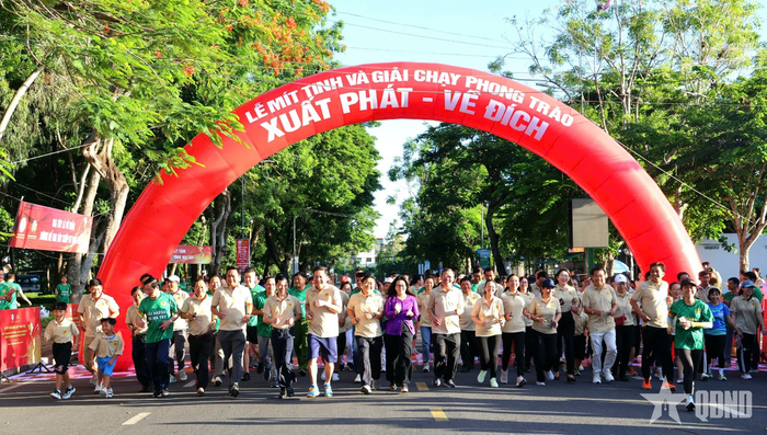  Các đồng chí lãnh đạo TP Cần Thơ cùng các sở, ban, ngành, đoàn thể tiên phong, tham gia, tiếp thêm ngọn lửa nhiệt huyết, cổ vũ mạnh mẽ cho giải chạy. 
