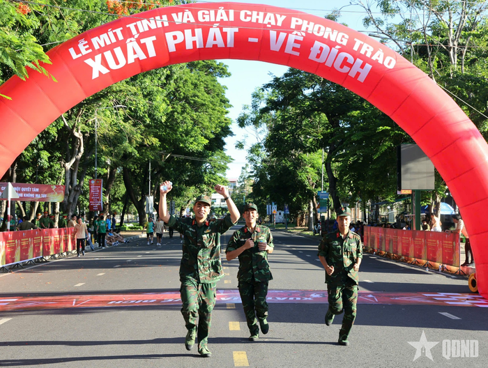 Lực lượng vũ trang TP Cần Thơ tham gia giải chạy. 