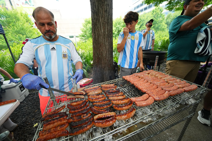 Cổ động viên đội tuyển Argentina tụ tập nướng thịt ngoài trời trước trận đấu vòng bảng giữa Argentina và Áo tại Dallas. Ảnh: AP 