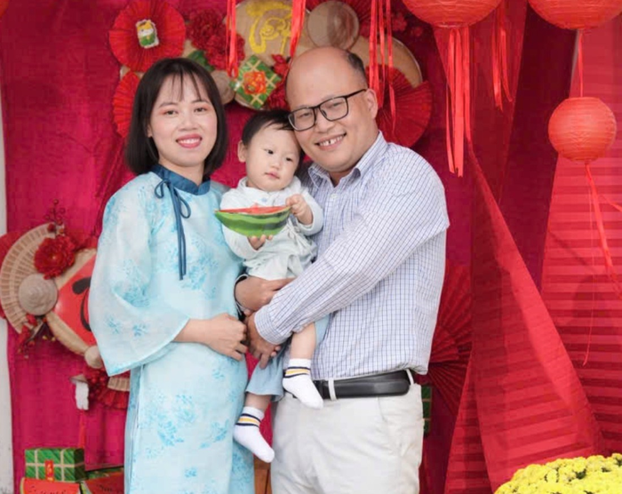 Trung tá Nguyễn Văn Tiến cùng vợ và con trai. 