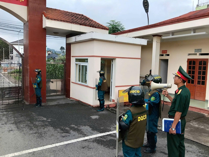 Ban CHQS xã Phú Lương huấn luyện, luyện tập phương án chiến đấu bảo vệ cơ quan. 