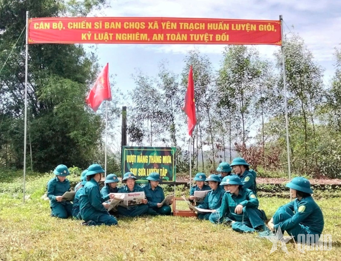  Cán bộ, chiến sĩ LLVT xã Đại Từ, tỉnh Thái Nguyên huấn luyện kết hợp làm công tác dân vận. 
