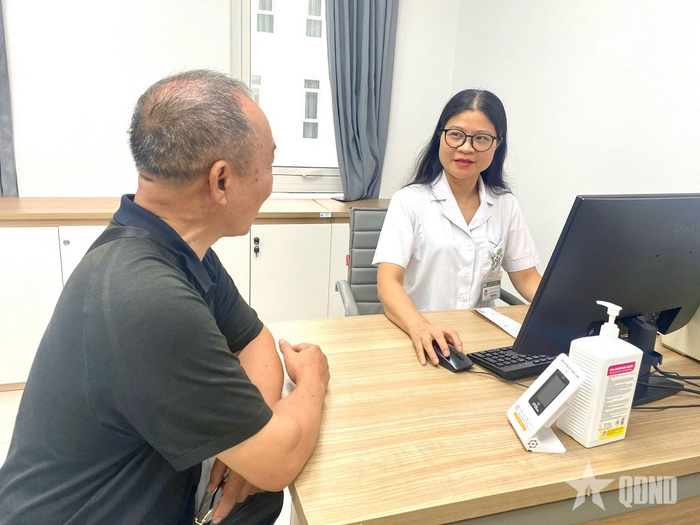  PGS, TS Phạm Cẩm Phương khám bệnh cho bệnh nhân ung thư. 