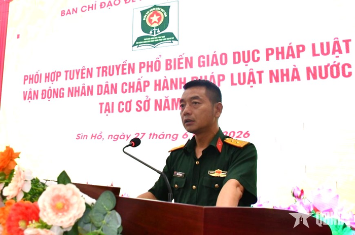  Cán bộ Ban CHQS xã Sìn Hồ tuyên truyền những nội dung cơ bản của Luật Nghĩa vụ quân sự đến nhân dân.
