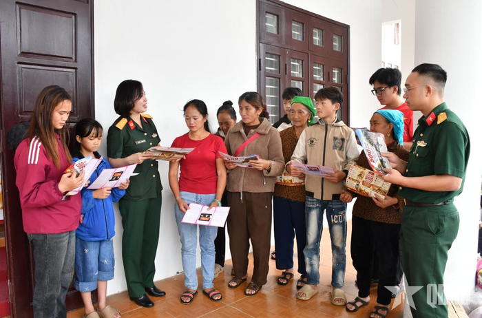  Cán bộ Bộ CHQS tỉnh đưa pháp luật đến với đồng bào các dân tộc xã Sìn Hồ thông qua đề án 1371. 