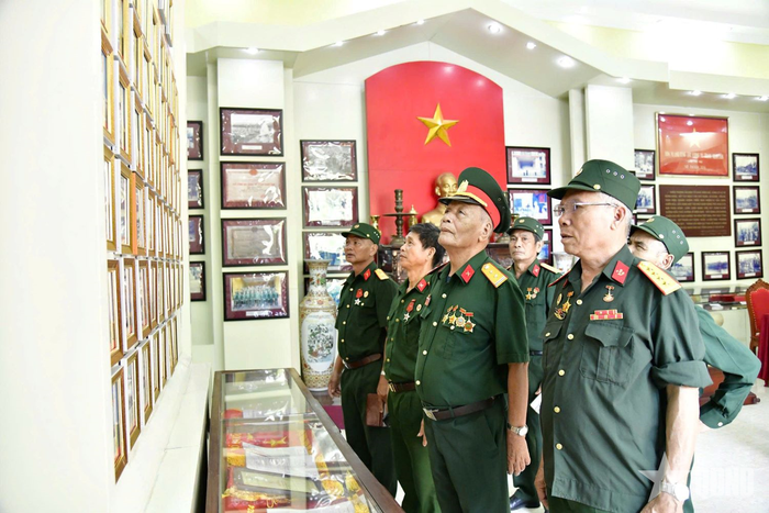 Cựu chiến binh qua các thời kỳ về tham quan Nhà truyền thống Sư đoàn 324. 