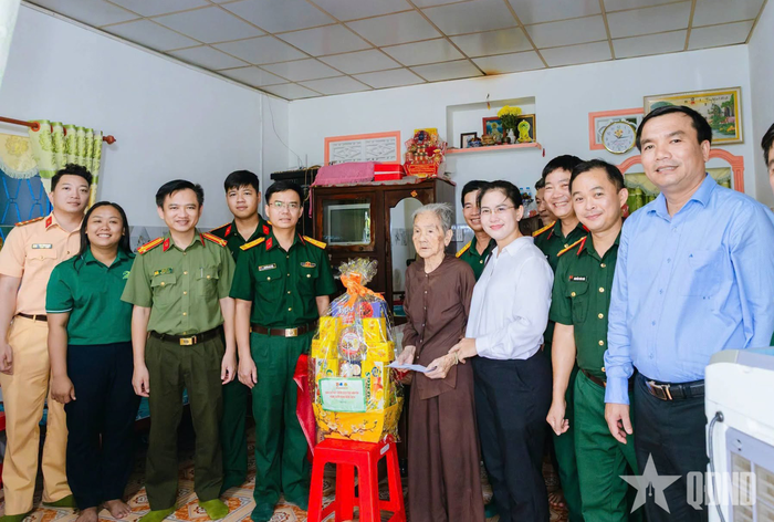  Tuổi trẻ LLVT TP Hồ Chí Minh phối hợp thăm, tri ân gia đình chính sách.
