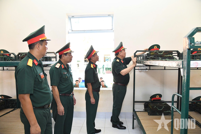 Trung tướng Lê Quang Đạo kiểm tra nơi ăn ở, sinh hoạt của chiến sĩ tại Trung đoàn 20, Sư đoàn 330, Quân khu 9. 