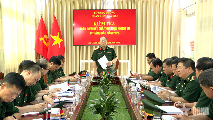  Trung tướng Lê Quang Đạo làm việc với Ban chỉ huy Bộ đội Biên phòng tỉnh An Giang. 