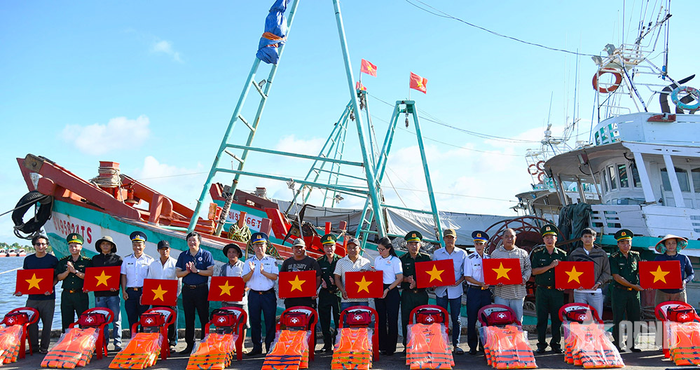 Đại diện Vùng Cảnh sát biển 3 và địa phương tặng quà ngư dân. 