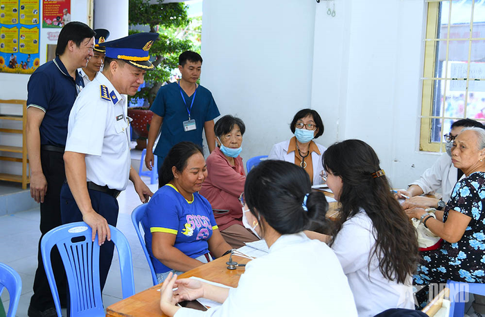 Khám bệnh, tư vấn sức khỏe cho ngư dân. 