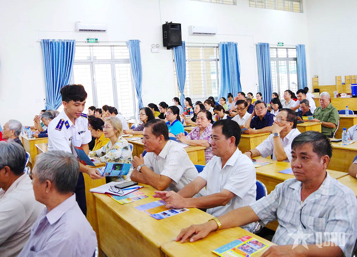 Phát tài liệu tuyên truyền pháp luật cho ngư dân. 