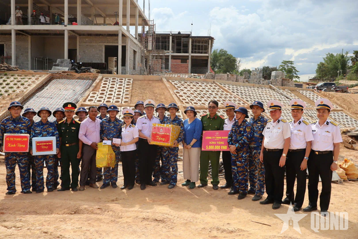  Đoàn công tác Bộ tư lệnh Vùng 3 Hải quân tặng quà cán bộ, chiến sĩ và các lực lượng xây dựng công trình.