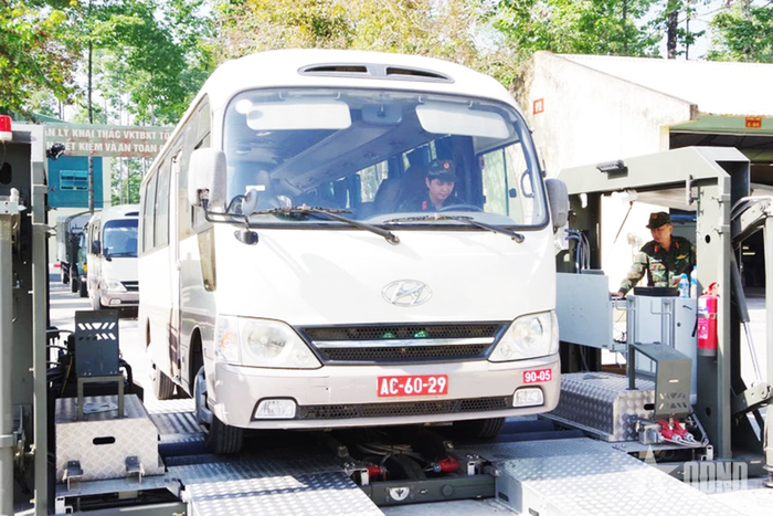  Kiểm tra xe ô tô quân sự tại Sư đoàn 9. 