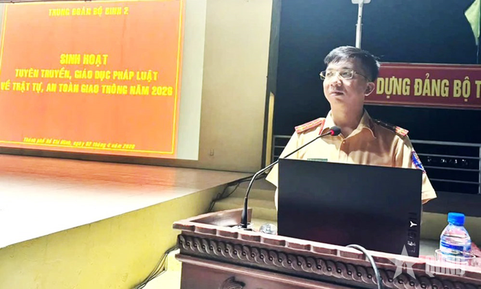Trung đoàn 2 (Sư đoàn 9) phối hợp với công an địa phương sinh hoạt tuyên truyền về an toàn giao thông. 