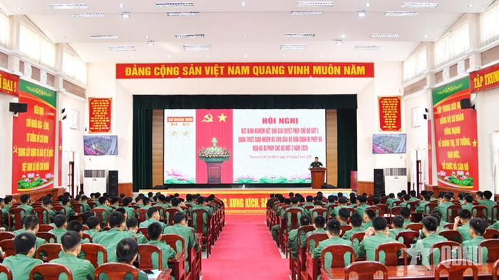 Quán triệt các quy định về an toàn giao thông trước khi chiến sĩ nghỉ phép. 