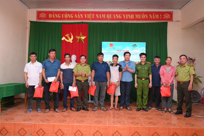 Tặng quà cho người dân sau khi tự nguyện giao nộp súng săn. 