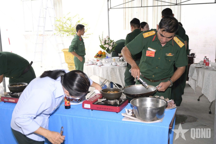 Những người lính vốn quen với thao trường, bãi tập nay cũng khéo léo chế biến các món ăn. 