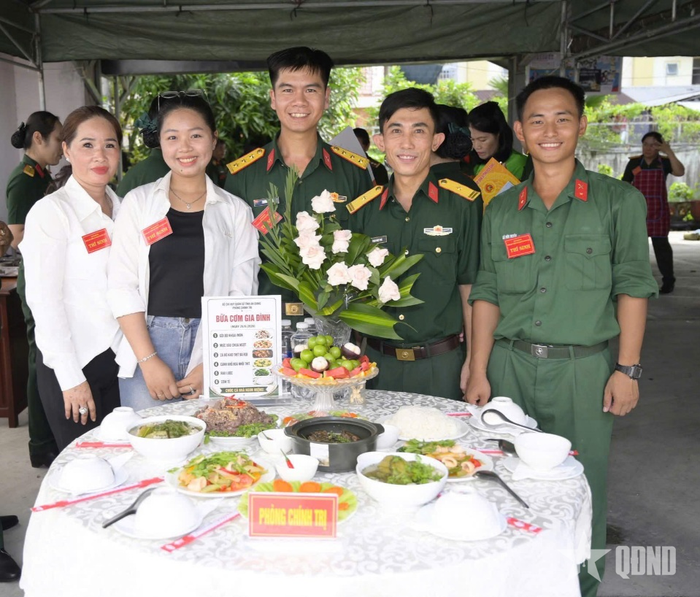  Điểm khác biệt của hội thi là không chỉ có cán bộ, chiến sĩ mà những người thân trong gia đình cũng trực tiếp góp mặt, cùng nhau tạo nên bữa cơm gia đình. Ảnh: CHI BI 